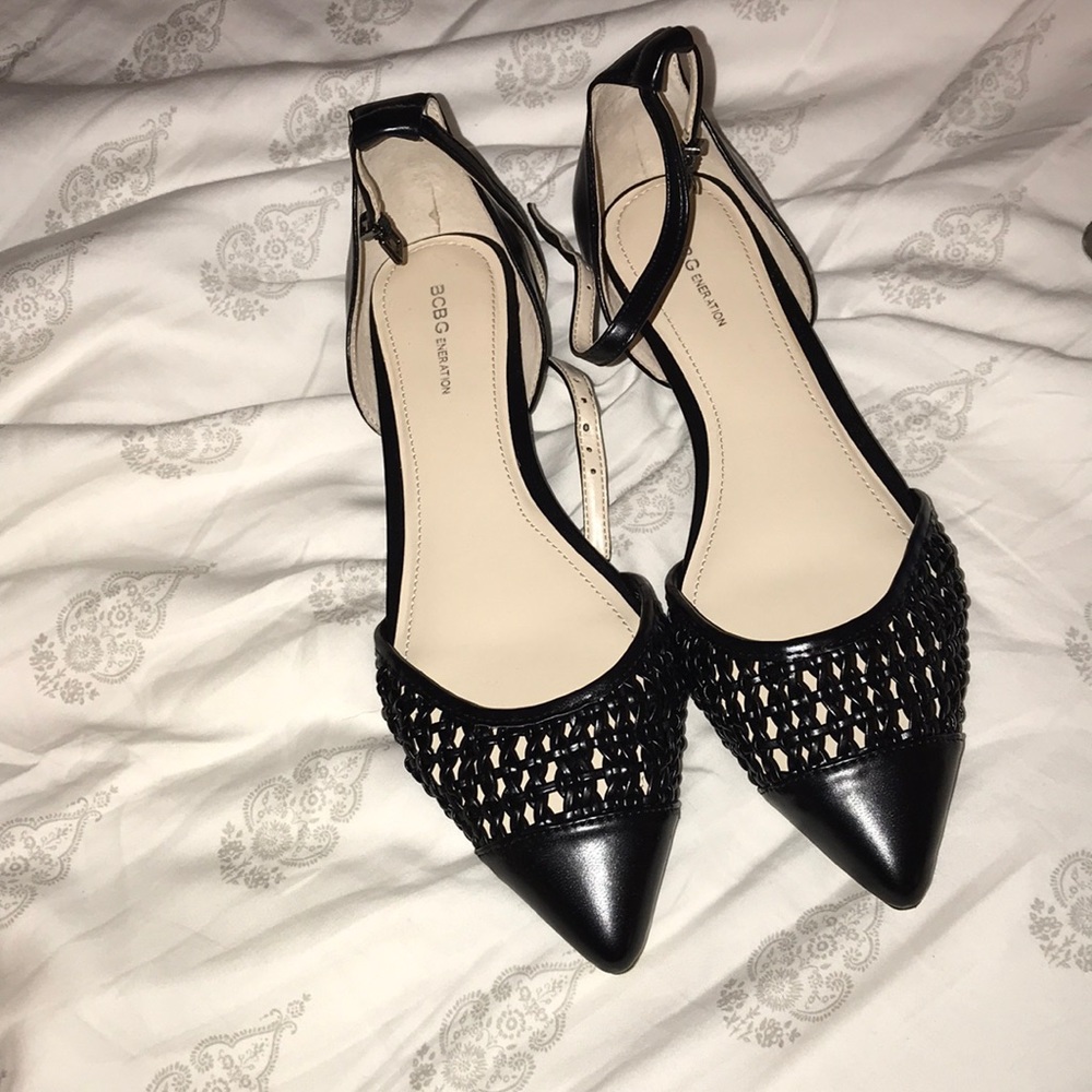 Cute pointed toe sandal with a slight heel!